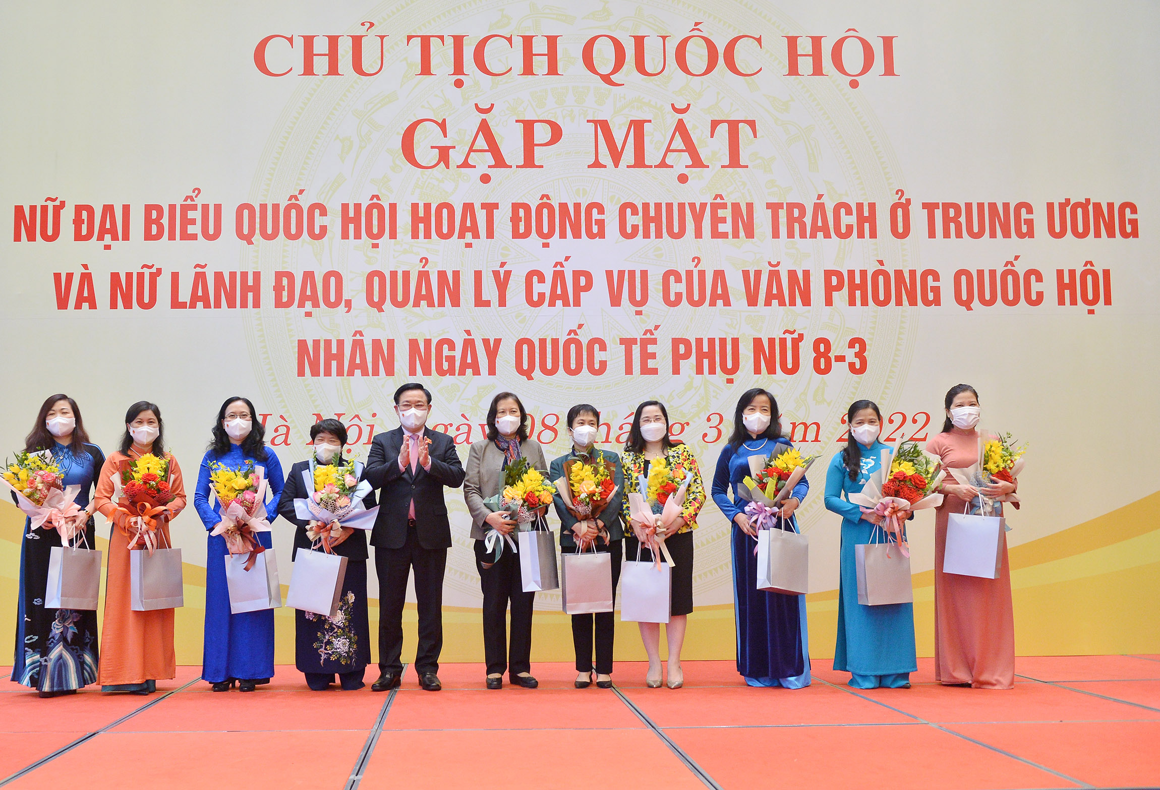 CHỦ TỊCH QUỐC HỘI VƯƠNG ĐÌNH HUỆ CHÚC MỪNG NỮ ĐBQH, NỮ LÃNH ĐẠO, QUẢN LÝ CẤP VỤ CƠ QUAN VPQH NHÂN KỶ NIỆM NGÀY QUỐC TẾ PHỤ NỮ 8/3